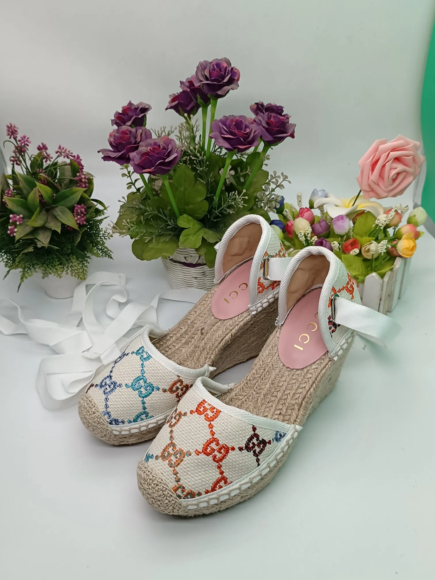 👟👟Ex-factory price 440👟👟 GUCCI wedge fisherman sandals, thick-soled straw, high-end quality, fabric: double G fabric, electric embroidery, lining: mixed sheepskin lining, yardage: 35～42, color: pure white. Dear new and old customers, the picture has been updated, please transfer the image to change. The upgraded version of the wedge heel currently has more than 40 colors. Transfer the image to sell.